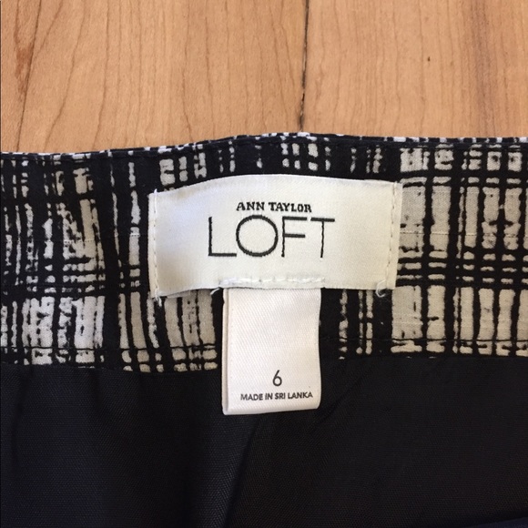 Ann Taylor LOFT skirt size 6. Black & white design - Picture 3 of 6